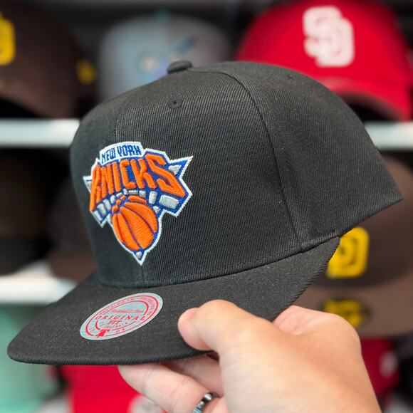 New York Knicks Black Mitchell & Ness Snapback - Picture 3 of 4